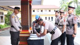 (Foto Dok). Kapolres Tana Toraja, AKBP Budi Hermawan menyaksikan penandatanganan serah terima jabatan. 