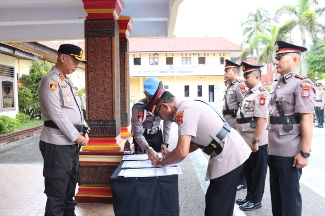 
					(Foto Dok). Kapolres Tana Toraja, AKBP Budi Hermawan menyaksikan penandatanganan serah terima jabatan. 