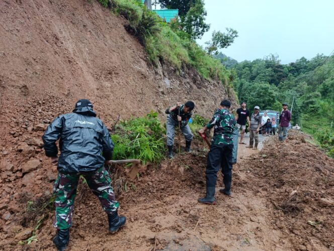 
					Tim Bengkel Hubdam XIV/Hasanuddin Bantu Warga Bersihkan Longsor di Gowa