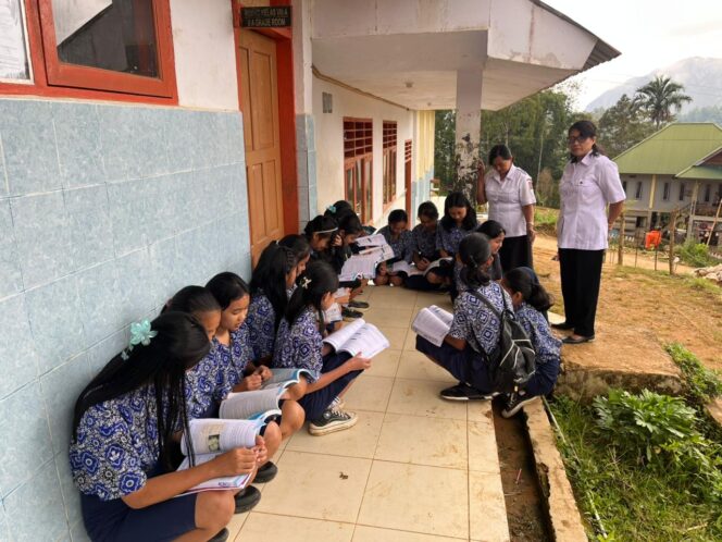 
					Ruang Kelas SMP PGRI Marinding Tator Digembok OTK, Puluhan Siswa Belajar di Teras