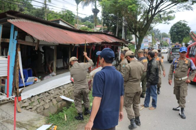
					Tak Punya Izin, Pemkab Tator Bongkar Bangunan Liar di Se’pon Makale
