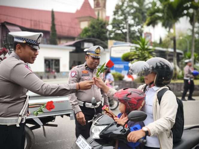 
					Operasi Patuh 2025, Satlantas Polres Tator Bagikan Helm dan Bunga