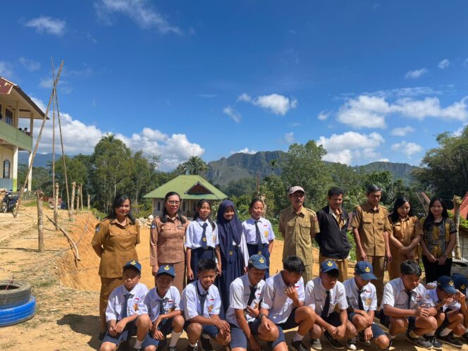 
					Guru Minta Polres Tator Buka Pagar Kawat yang Dipasang OTK di SMP PGRI Marinding