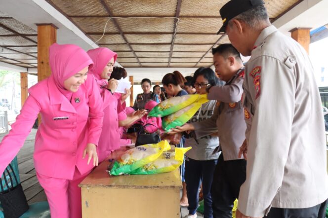 
					Polres Tana Toraja Gelar Pasar Murah, Warga Sambut Antusias