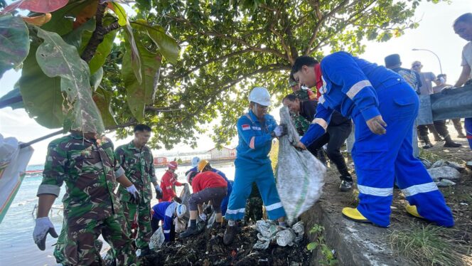 
					Pertamina Patra Niaga Sulawesi Angkut 8 Ton Sampah Lewat Coastal Clean Up Bersama Ratusan Relawan