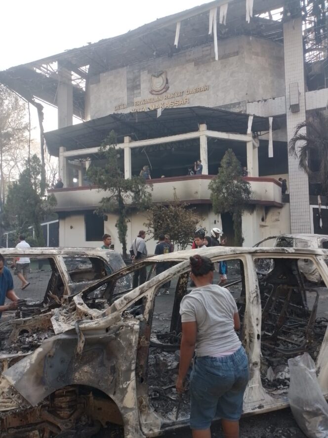 
					Kebakaran Kantor DPRD Makassar, 3 Orang Meninggal dan Beberapa Luka-Luka