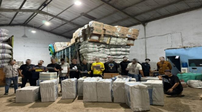 
					Operasi Senyap di Gudang Logistik: Ratusan Ribu Rokok Dengan Pita Cukai Palsu Ditindak Bea Cukai Makassar