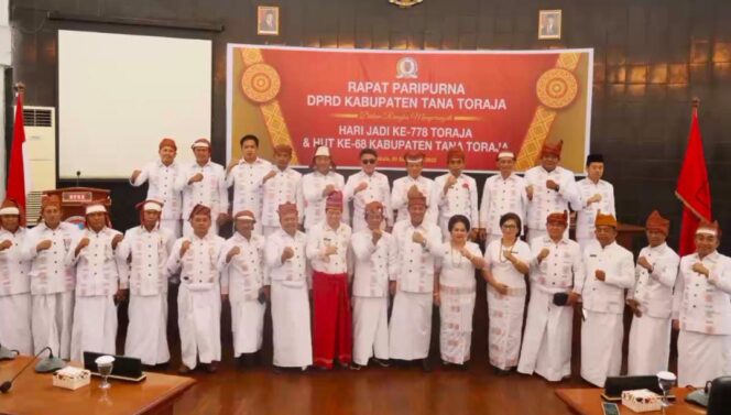 
					Paripurna HUT Tana Toraja, Anggota DPRD Kompak Kenakan Busana Adat