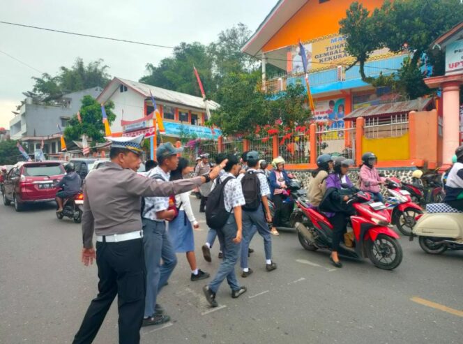 
					Satlantas Polres Tana Toraja Jamin Kelancaran Arus Lalu Lintas di Pagi Hari