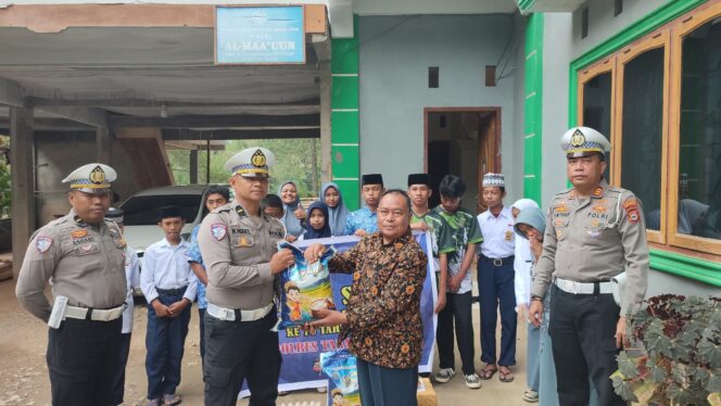 
					Satlantas Polres Tana Toraja Gelar Bakti Sosial Sambut HUT Lalu Lintas Bhayangkara ke-70