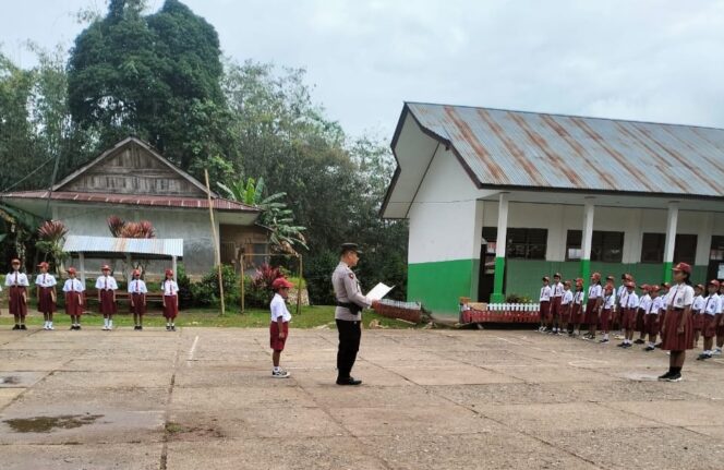 
					Aipda Jimmy Simbo Pimpin Upacara, Tanamkan Nilai Disiplin di SDN 3 Sangalla Selatan