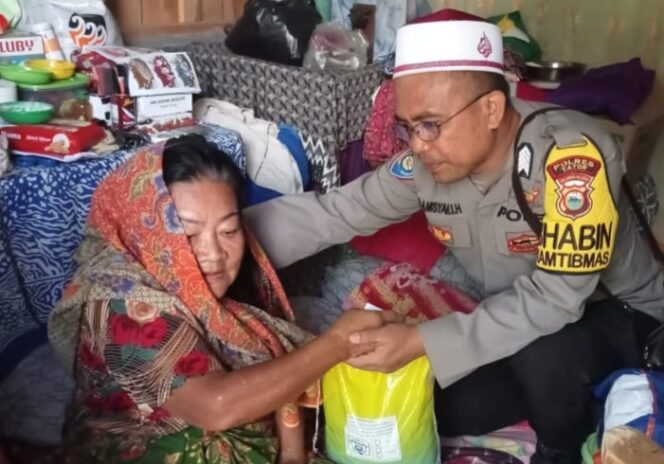 
					Polsek Makale, Tator Berikan Bantuan Bagi Warga Binaan yang Sakit di Batupapan