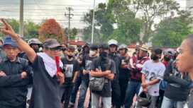 Aksi demonstrasi tolak eksekusi Tongkonan di halaman PN Makale