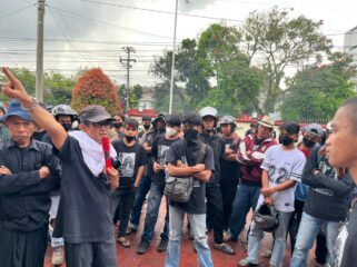 Aksi demonstrasi tolak eksekusi Tongkonan di halaman PN Makale