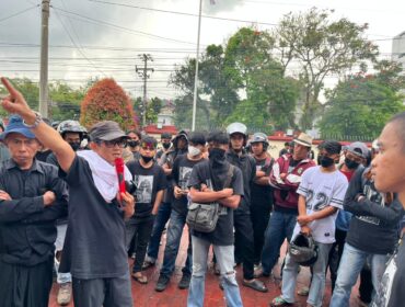 Aksi demonstrasi tolak eksekusi Tongkonan di halaman PN Makale