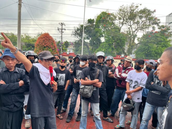 
					Aksi demonstrasi tolak eksekusi Tongkonan di halaman PN Makale