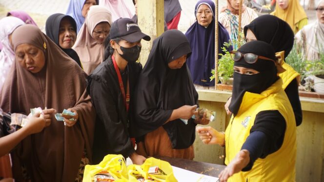 
					Sambut HUT ke-61, Golkar Luwu Timur Gelar Pasar Murah dan Bakti Sosial