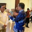 Gubernur Andi Sudirman Sulaiman bersama Bupati Tator, Zadrak Tombeg