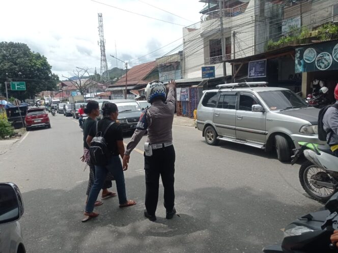 
					Sat Lantas Polres Tana Toraja Jamin Kelancaran Arus Lalu Lintas Siang Hari