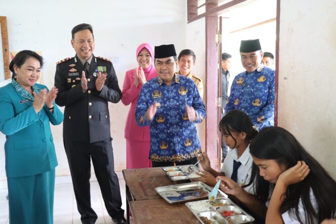 
					Kapolres Tana Toraja Dampingi Forkopimda Tinjau Implementasi Program Makan Bergizi Gratis di SMPN 2 Mengkendek