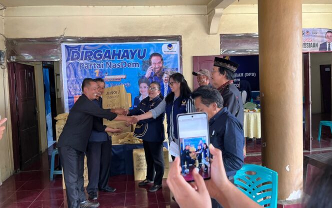 
					Puncak HUT Ke-14 NasDem Tana Toraja: Ketua DPD Serahkan Bantuan dan Ajak Soliditas Partai