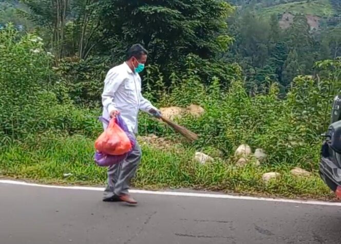 
					Menjadi Contoh Baik: Camat Masanda Bersihkan Sampah yang Berserakan di Jalan Poros Masanda