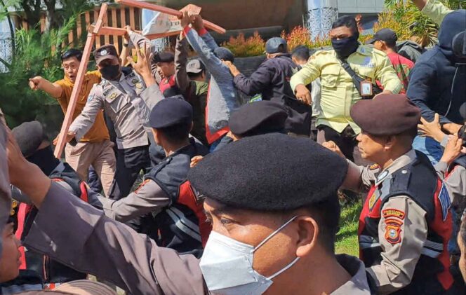 
					Aksi “Bela TEMPO” di Makassar Sempat Ricuh, Jurnalis Desak Hentikan Gugatan Mentan