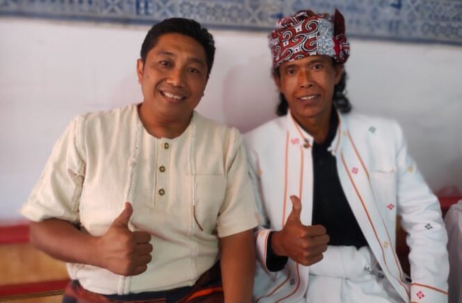 
					Foto: Dr. Kristian H.P Lambe bersama Tokoh adat Sam Barumbun