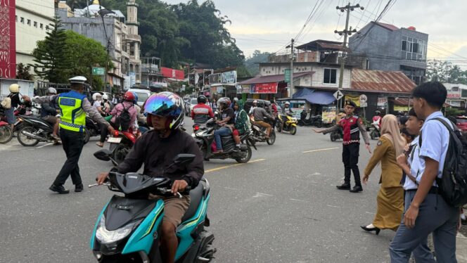 
					Aksi Humanis Satlantas dan Satsamapta, Polisi Bantu Pelajar dan Tertibkan Lalu Lintas di Pagi Hari