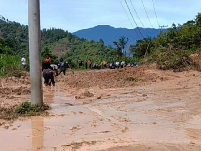 
					Ratusan Warga Terjebak Tanah Longsor di Jalan Poros Toraja – Mamasa