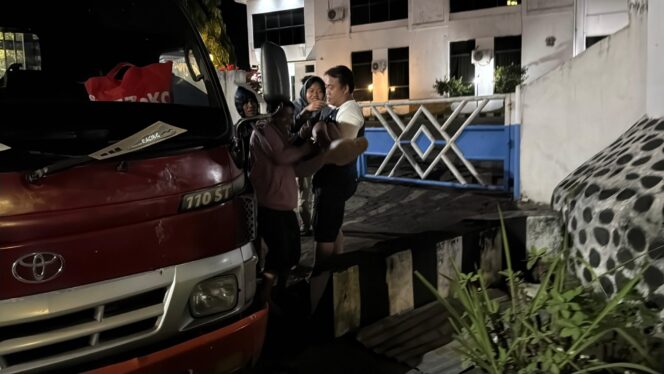 
					Bripka Frits Alexander Membantu Warga yang Membutuhkan Bantuan dan Mengantar Langsung ke RS Fatima