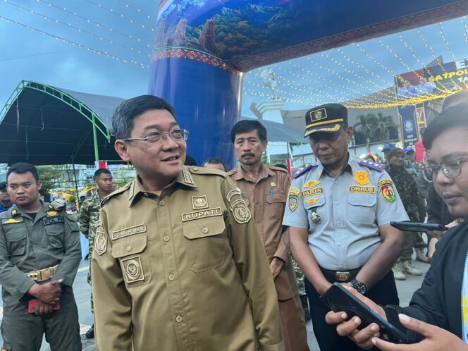 
					Bupati Torut Bakal Tindak Tegas ASN dan PPPK yang Main Medsos Saat Jam Kerja