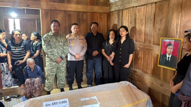 
					Kapolres Torut Bersama Dandim 1414/Tator Melayat ke Rumah Duka Korban Penembakan Papua