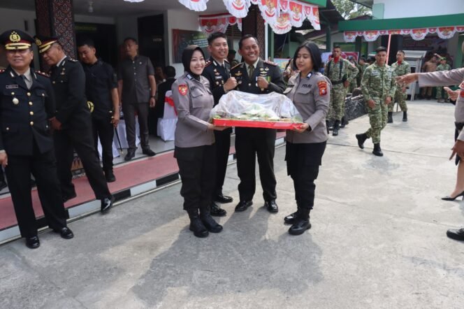 
					Polres Tana Toraja Berikan Kejutan di HUT ke-81 TNI, Kapolres Tegaskan Soliditas TNI-Polri