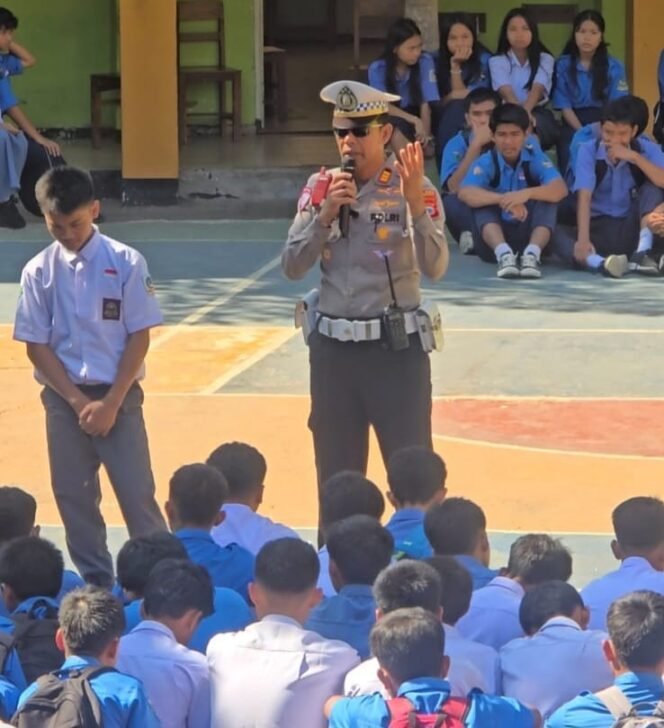 
					Satlantas Polres Tana Toraja Edukasi Pelajar SMKN 1, Tekankan Keselamatan dan Kepatuhan Berlalu Lintas
