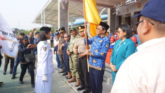 
					Peringati Sumpah Pemuda ke-98, Bupati Toraja Utara Lepas Kontingen PORPROV XVIII hingga Serahkan Penghargaan